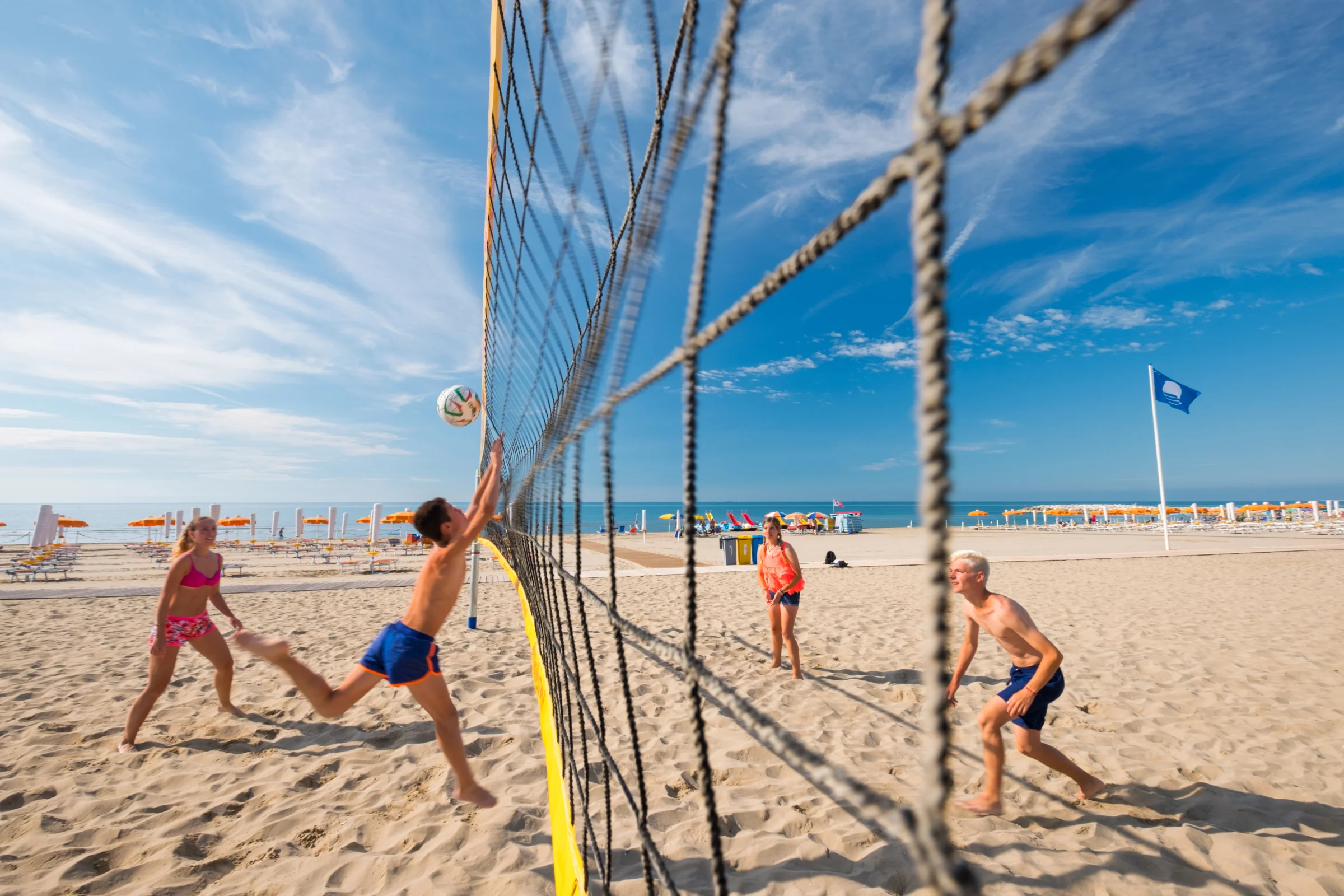 Ragazzi che giocano a beach volley