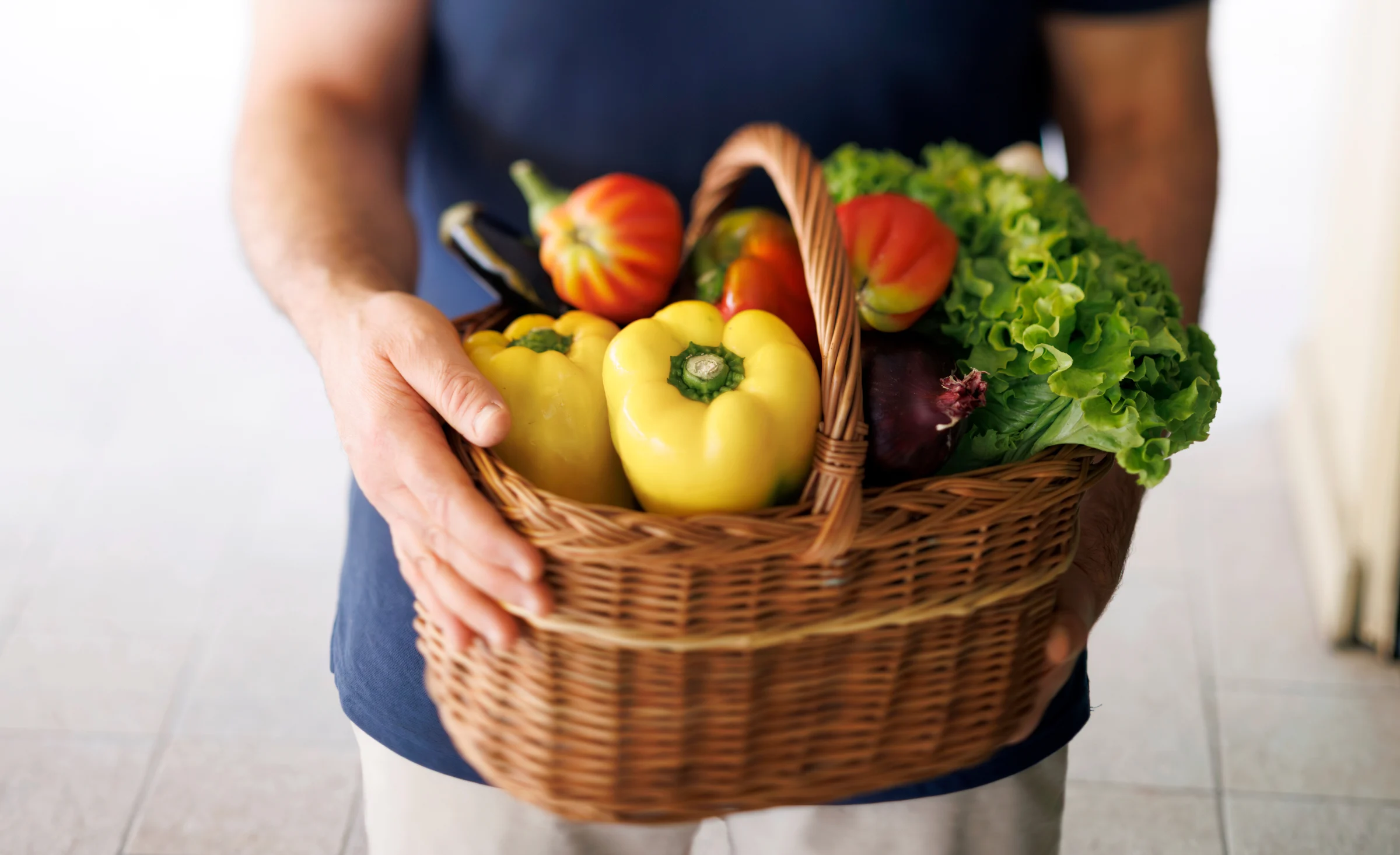Foto di un cesto di verdura