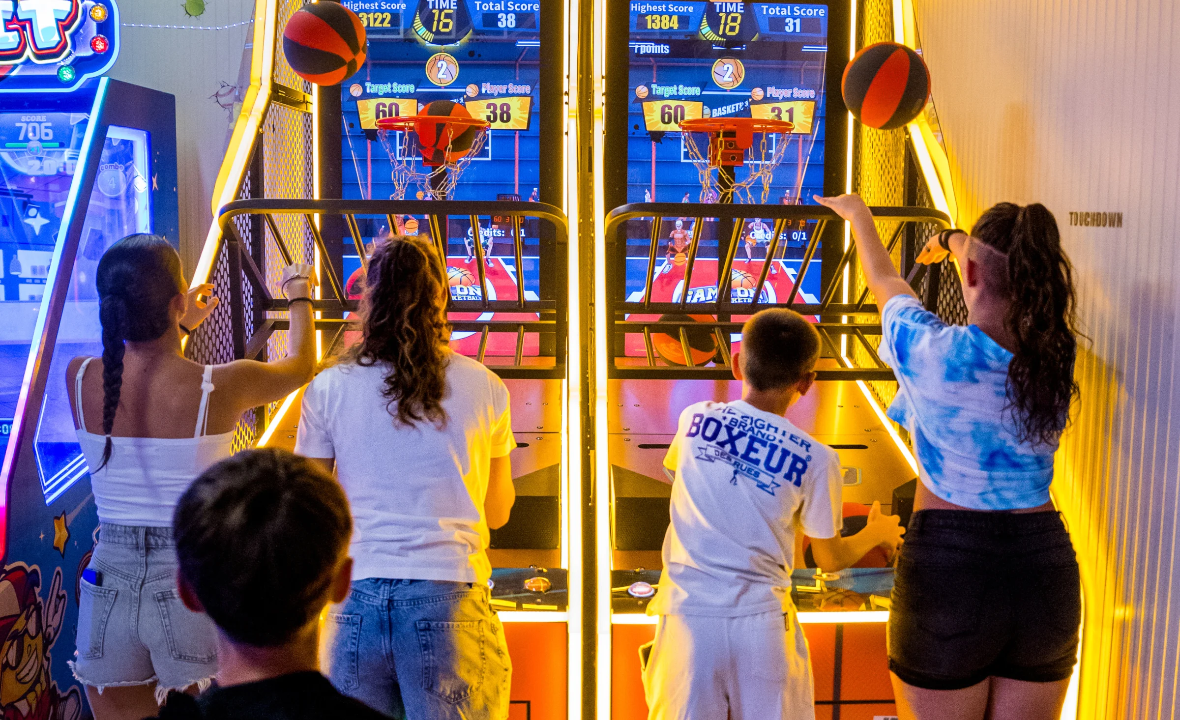 Foto della salgiochi con bimbi che giocano a basket elettronico