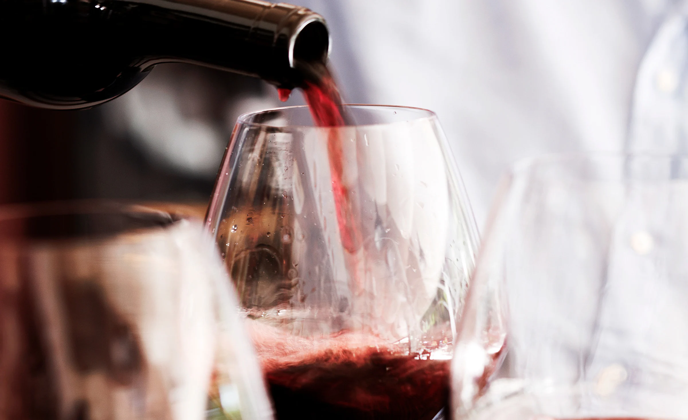 Foto di un bicchiere di vino rosso